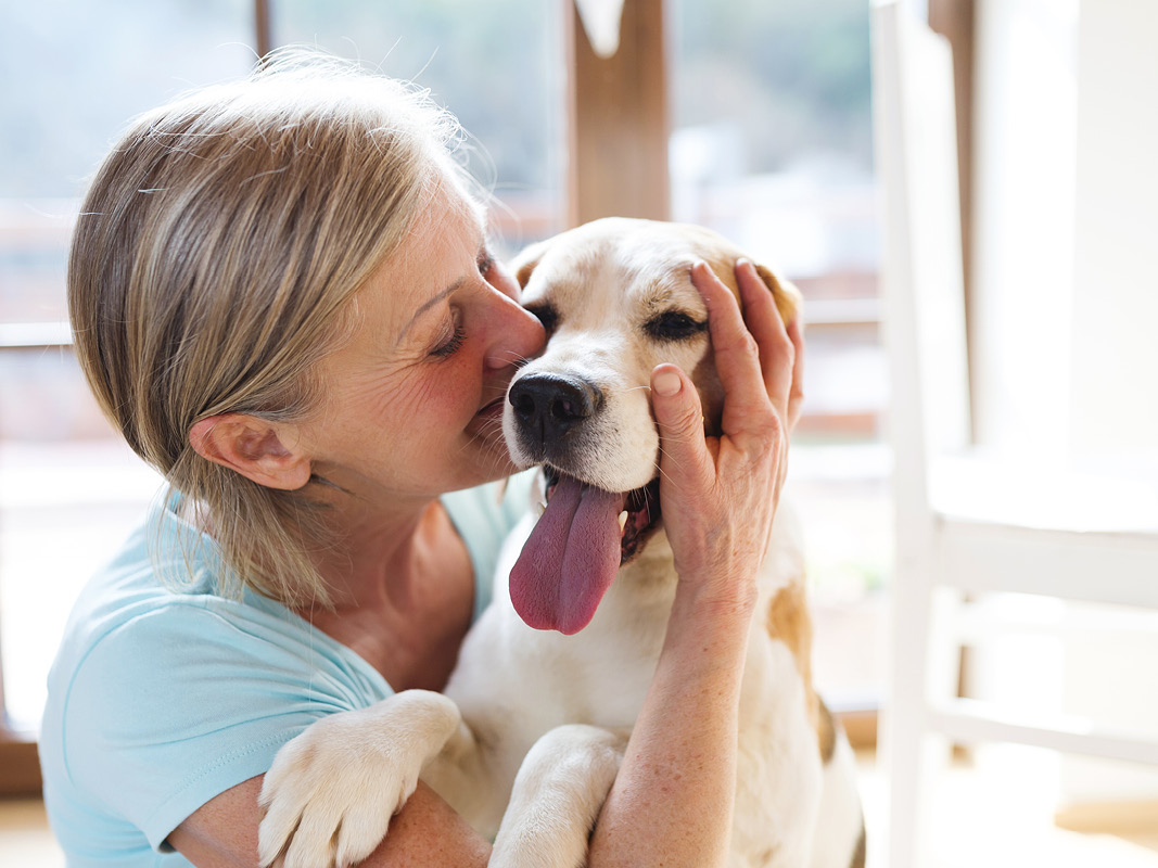 Femme embrassant son chien